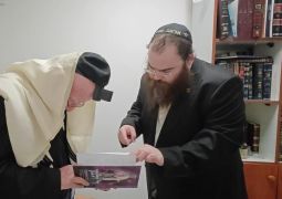 קרית גת: הרב משה הבלין התרשם מהספר "ר' זלמן דער ליובאוויטשער"